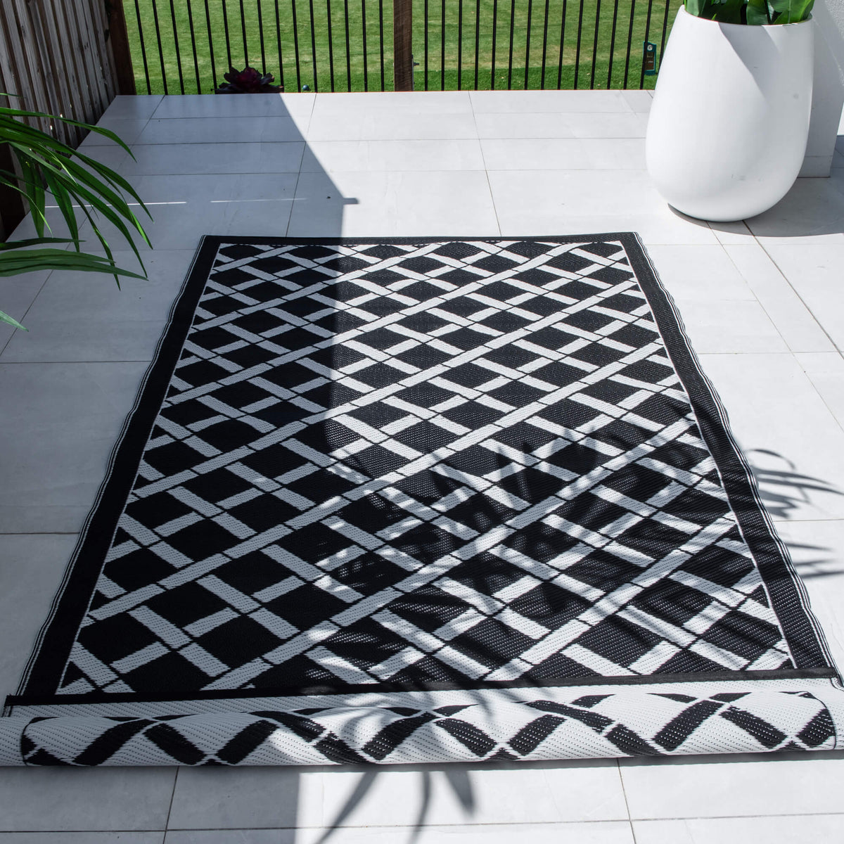 best-outdoor-furniture-Signature Range Black &amp; WHITE - Outdoor Rug
