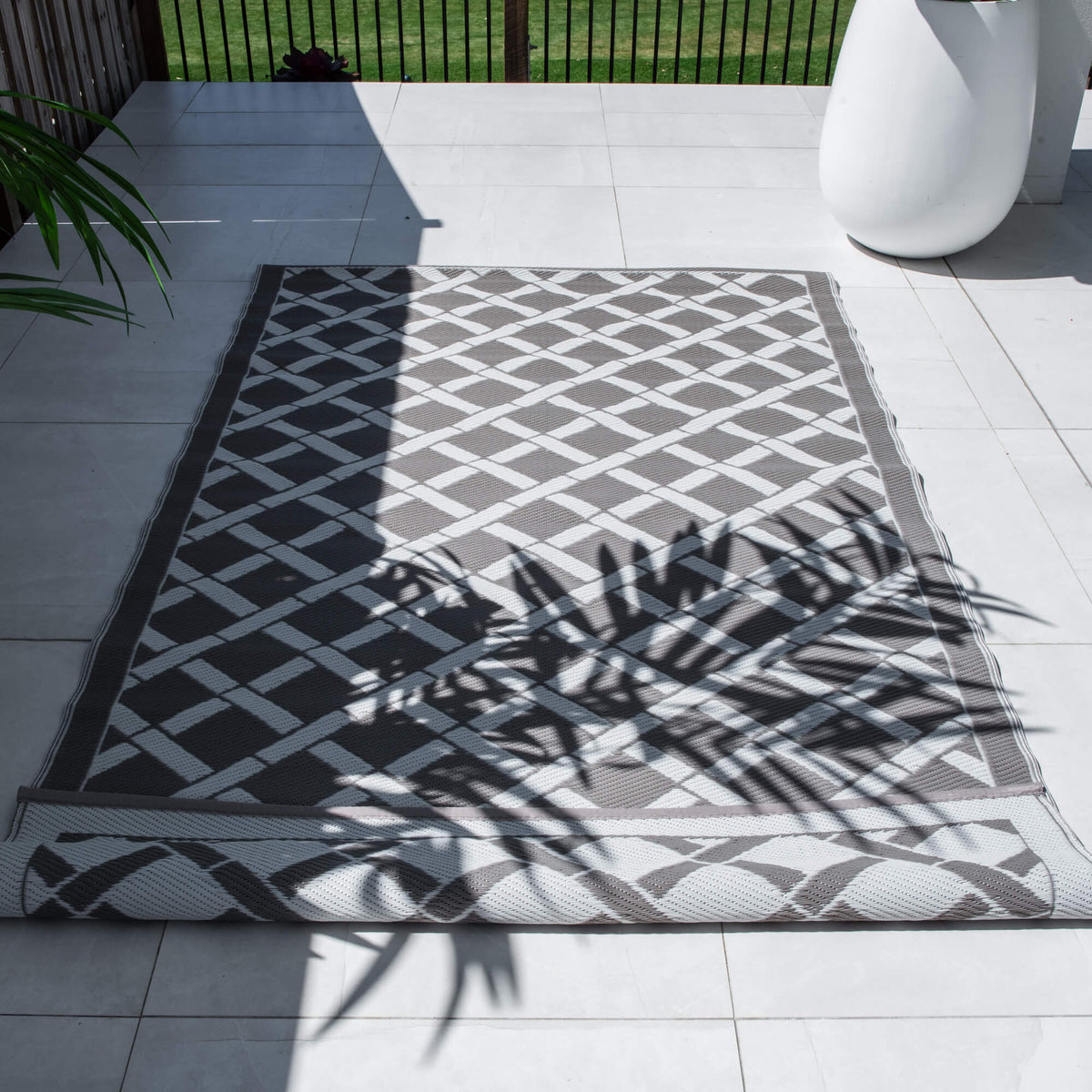 best-outdoor-furniture-Signature Range Grey &amp; WHITE - Outdoor Rug