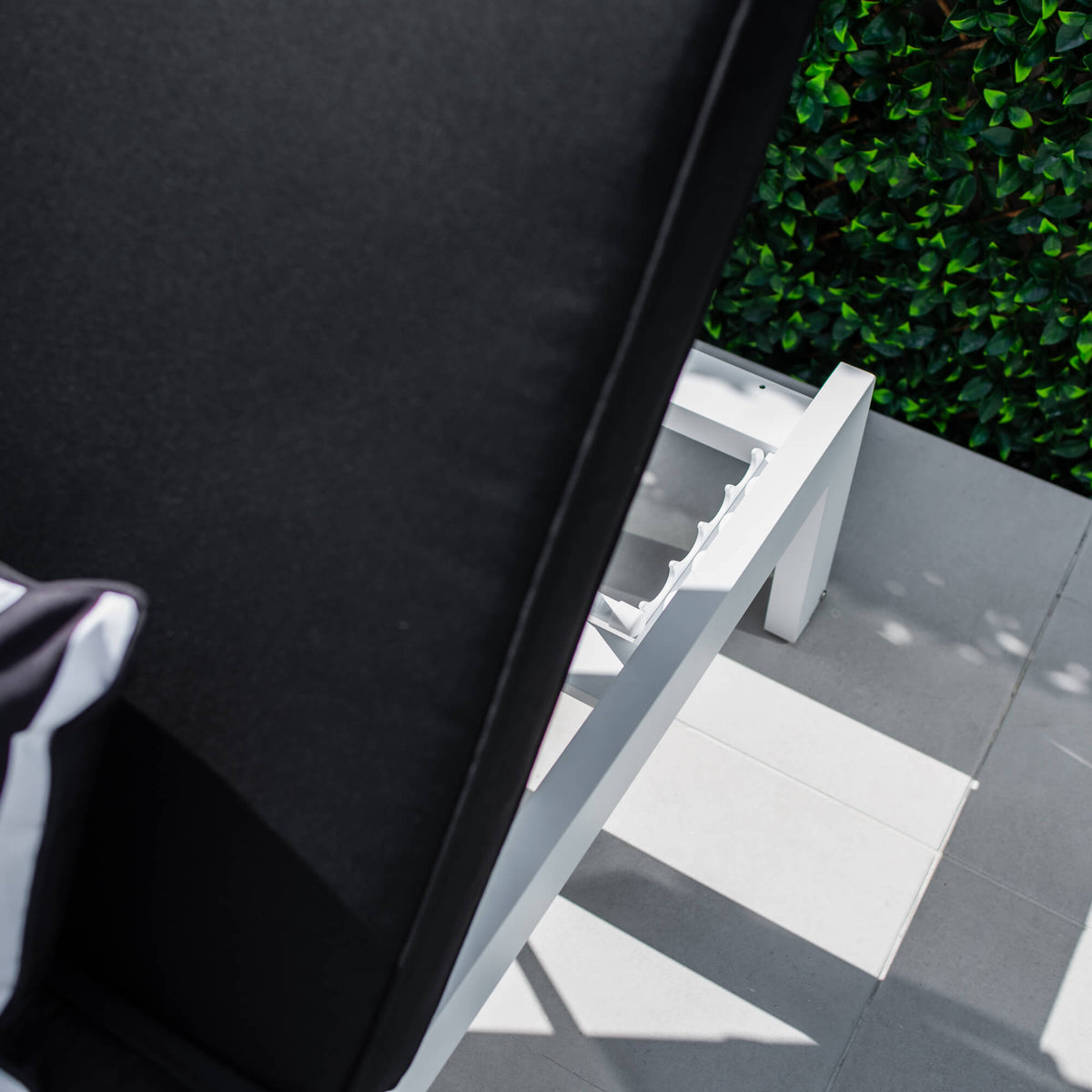 best-outdoor-furniture-Milan Shelby - 5pce - Outdoor Sun Lounge #color_BLACK WHITE