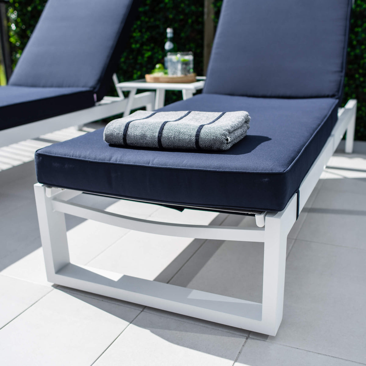 best-outdoor-furniture-Milan Shelby - 5pce - Outdoor Sun Lounge #color_WHITE NAVY
