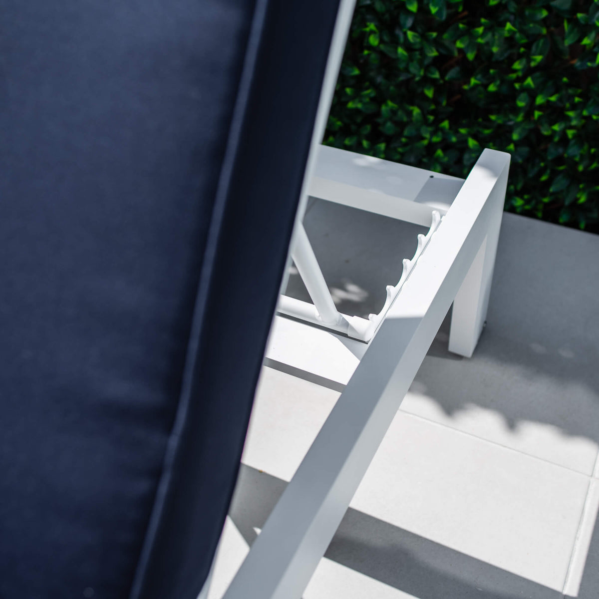 best-outdoor-furniture-Milan Shelby - 5pce - Outdoor Sun Lounge #color_WHITE NAVY