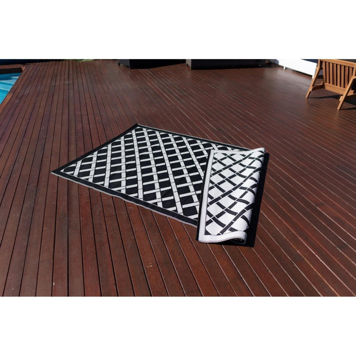 best-outdoor-furniture-Signature Range Black &amp; White - Outdoor Rug