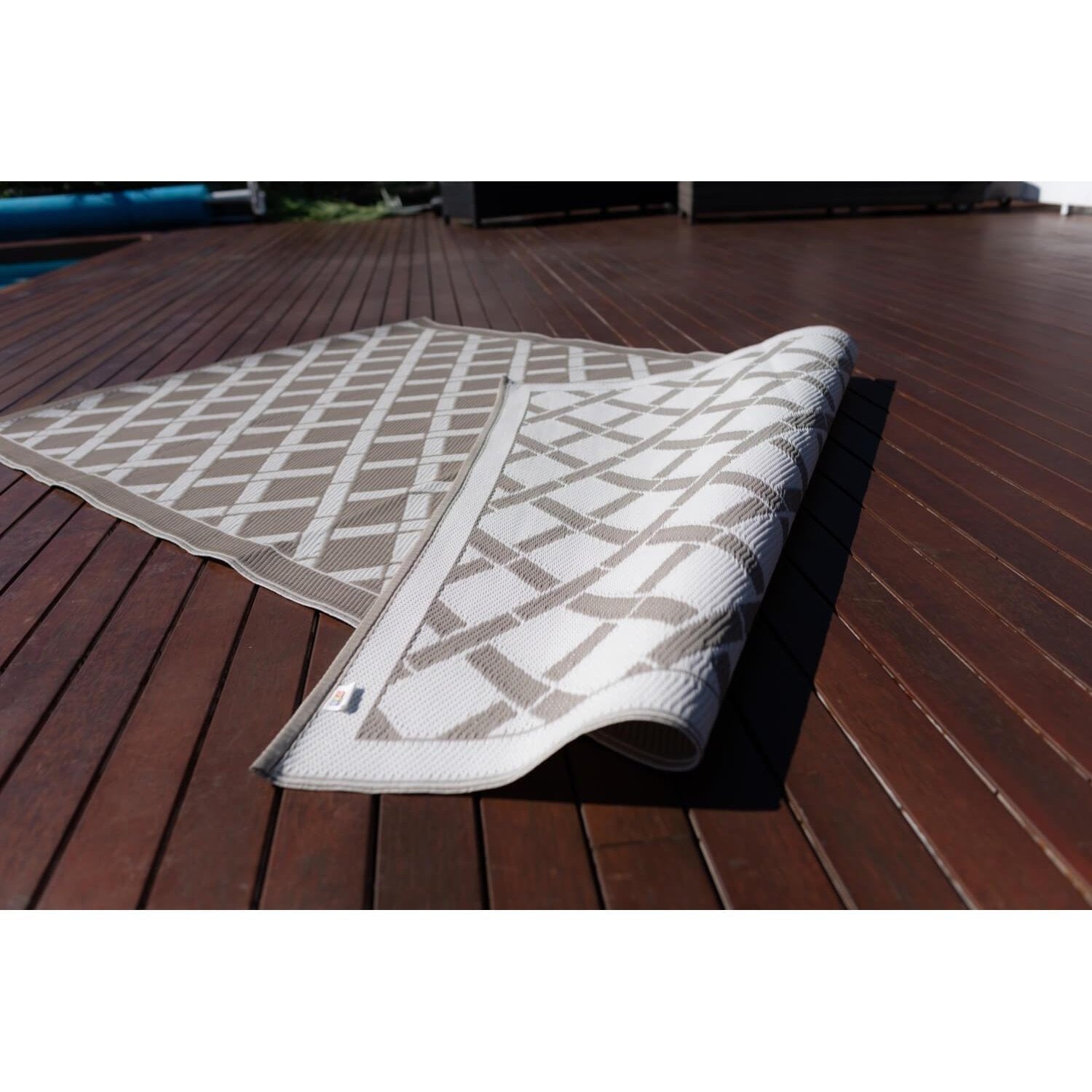best-outdoor-furniture-Signature Range Grey & WHITE - Outdoor Rug