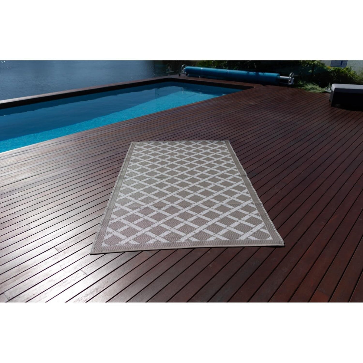 best-outdoor-furniture-Signature Range Grey &amp; White - Outdoor Rug